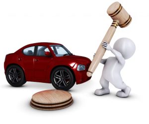 Ilustração de um carro vermelho ao lado de um personagem segurando um grande martelo de leilão, representando venda judicial ou leilão de veículos